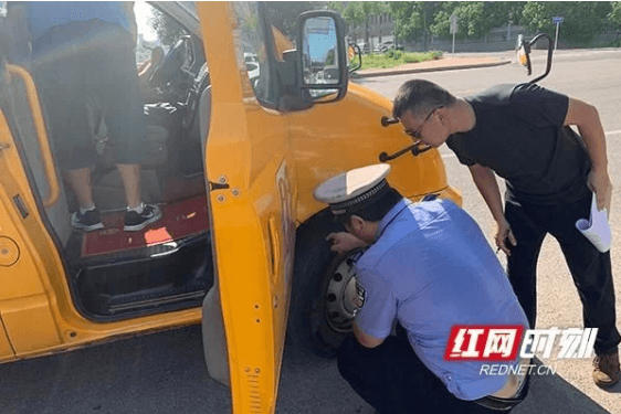 又一校車違規(guī)被查！校車駕駛員抽煙、駕車打電話