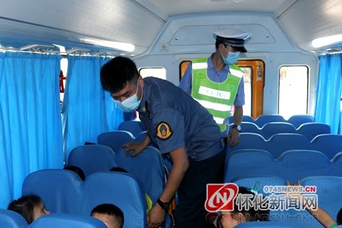 檢查學生是否系好安全帶。