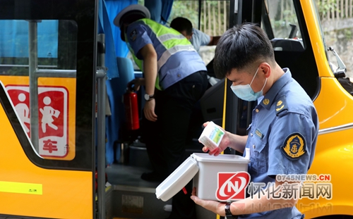 檢查消防器材和急救箱。