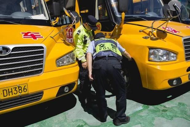 山東東營(yíng)市組織開展全市校車安全管理聯(lián)合檢查活動(dòng)