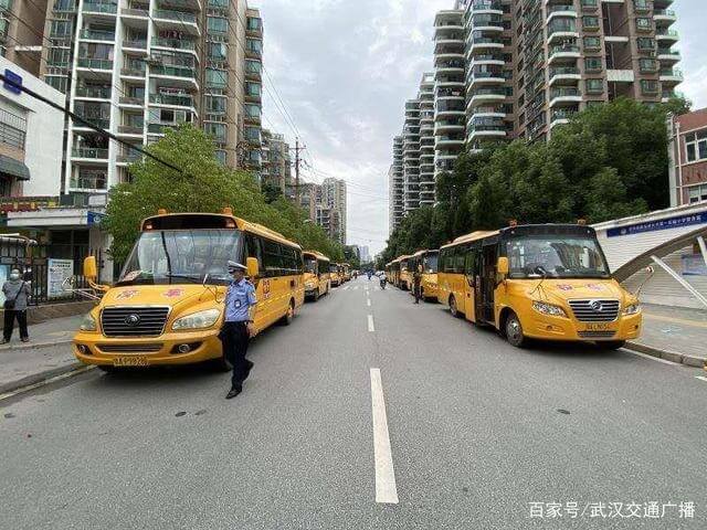 開學(xué)臨近 武漢江漢交警對校車進(jìn)行“體檢” 開學(xué)臨近 武漢江漢交警對校車進(jìn)行“體檢”