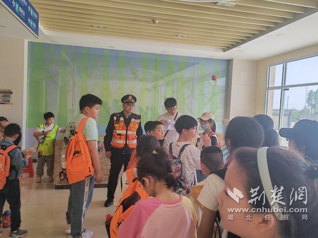 學(xué)生滯留高速 湖北路警聯(lián)合安全護(hù)送 學(xué)生滯留高速 湖北路警聯(lián)合安全護(hù)送