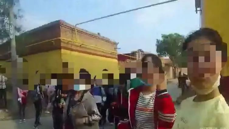 7座的車，擠了22個(gè)學(xué)生，這樣的車千萬不要讓孩子坐了