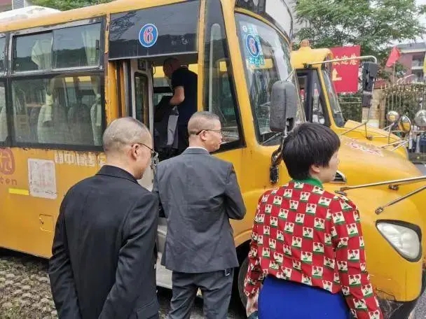 守校車管理底線，護學(xué)生生命安全