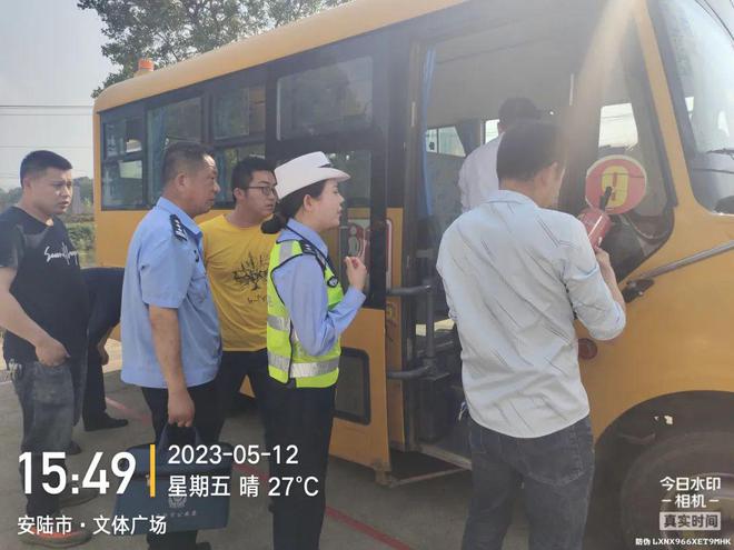安陸多部門聯(lián)合開展校車安全檢查/ 安陸多部門聯(lián)合開展校車安全檢查