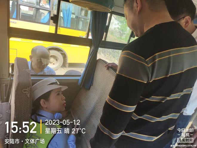 安陸多部門聯(lián)合開展校車安全檢查/ 安陸多部門聯(lián)合開展校車安全檢查