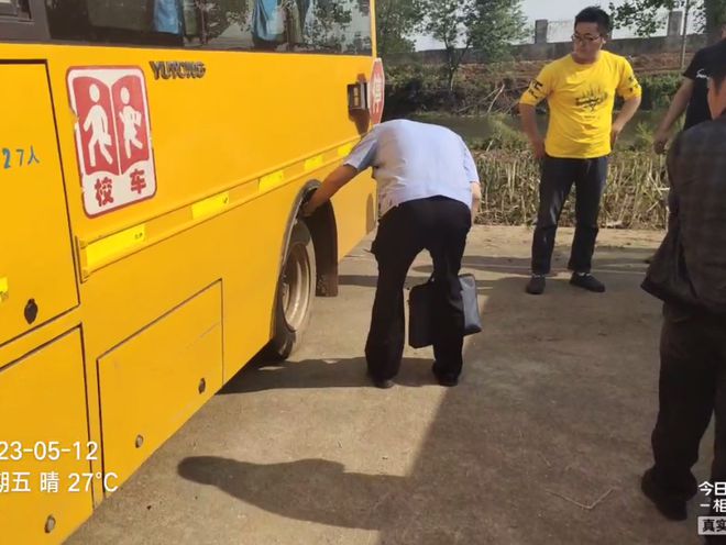 安陸多部門聯(lián)合開展校車安全檢查/ 安陸多部門聯(lián)合開展校車安全檢查