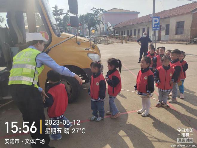 安陸多部門聯(lián)合開展校車安全檢查/ 安陸多部門聯(lián)合開展校車安全檢查