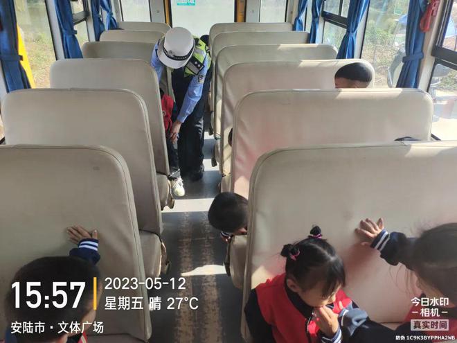 安陸多部門聯(lián)合開展校車安全檢查/ 安陸多部門聯(lián)合開展校車安全檢查
