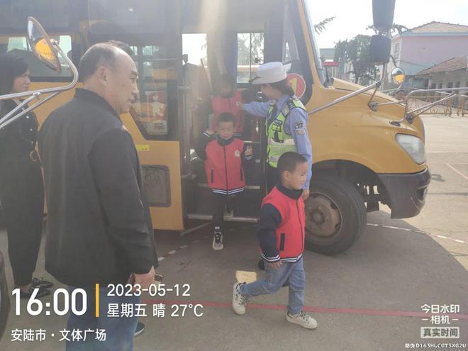 安陸多部門聯(lián)合開展校車安全檢查/ 安陸多部門聯(lián)合開展校車安全檢查