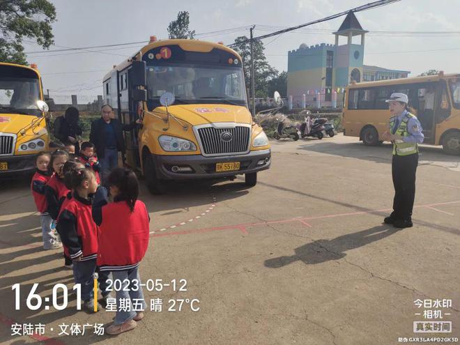 安陸多部門聯(lián)合開展校車安全檢查/ 安陸多部門聯(lián)合開展校車安全檢查
