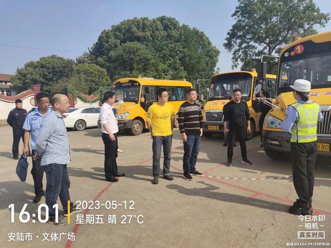 安陸多部門聯(lián)合開展校車安全檢查/ 安陸多部門聯(lián)合開展校車安全檢查