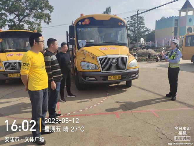 安陸多部門聯(lián)合開展校車安全檢查/ 安陸多部門聯(lián)合開展校車安全檢查