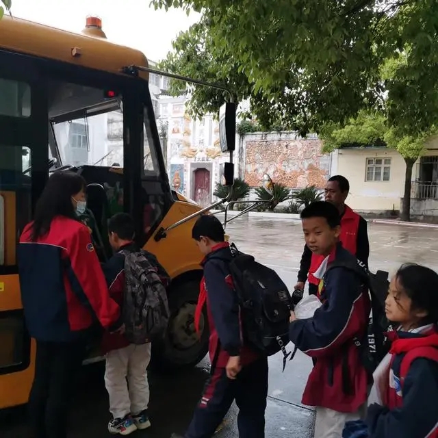 中方縣：鄉(xiāng)村校車“跑出”幸?！靶赂叨取? border=