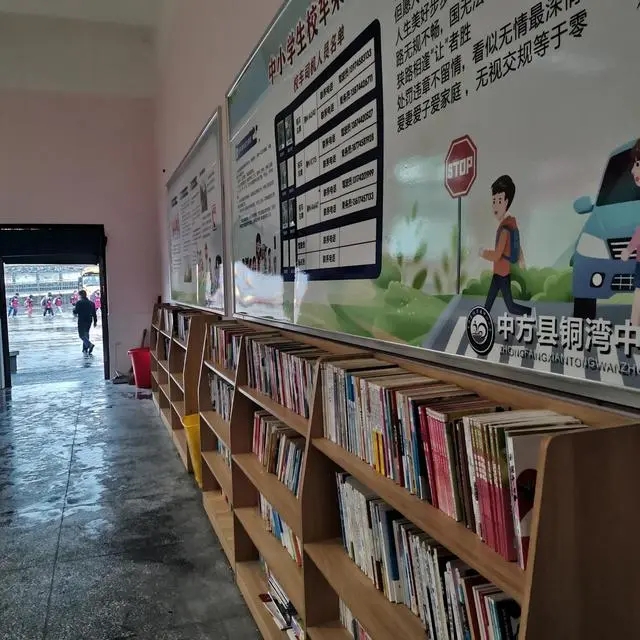 中方縣：鄉(xiāng)村校車“跑出”幸?！靶赂叨取? border=