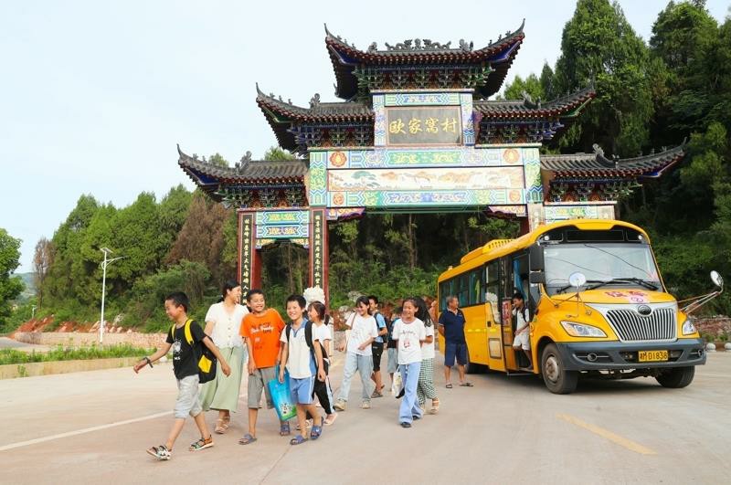 湖南新田：鄉(xiāng)村校車 平安運行