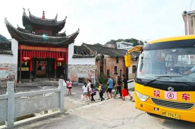 湖南新田：鄉(xiāng)村校車 平安運行