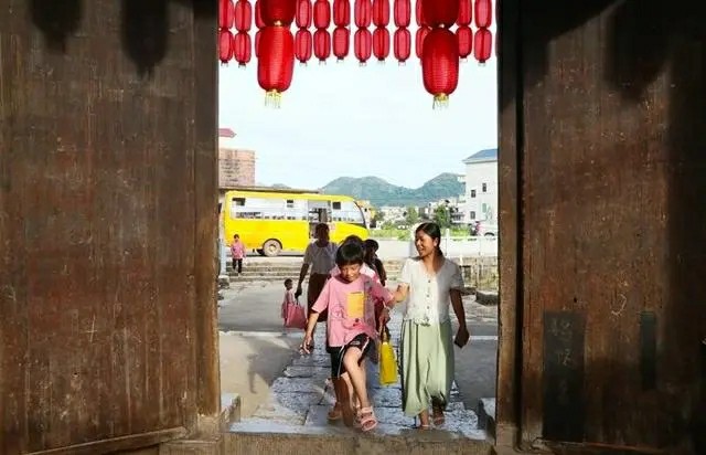 湖南新田：鄉(xiāng)村校車 平安運行