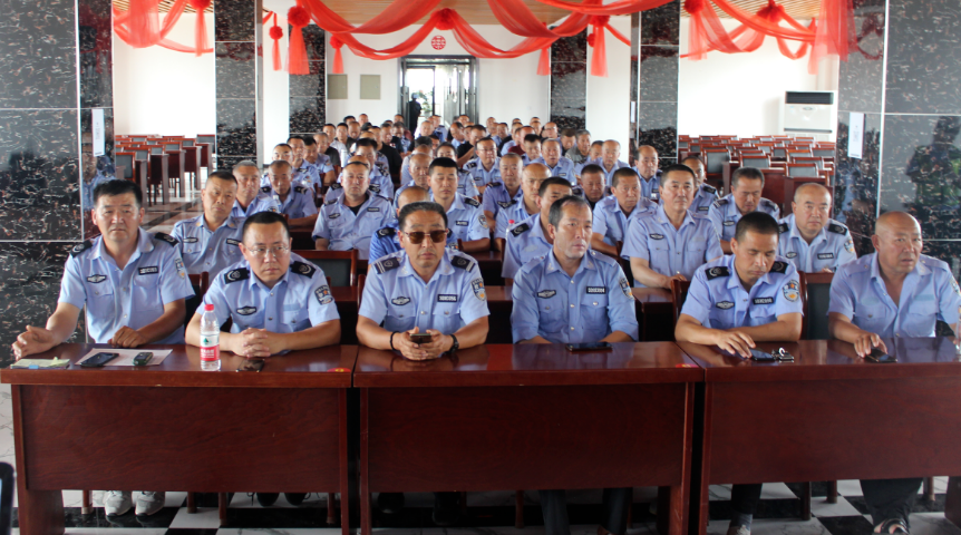 懷仁交警深入校車公司開展安全檢查和宣傳活動(dòng)/ 圖片