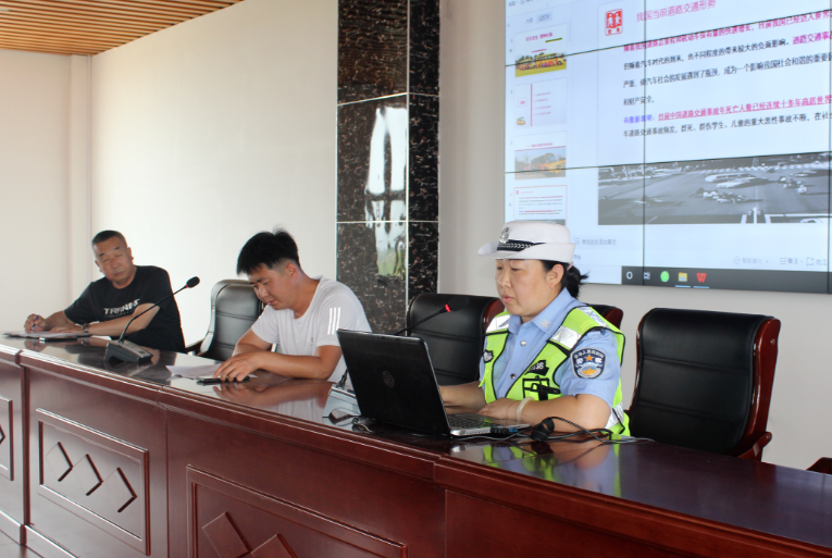 懷仁交警深入校車公司開展安全檢查和宣傳活動(dòng)/ 圖片