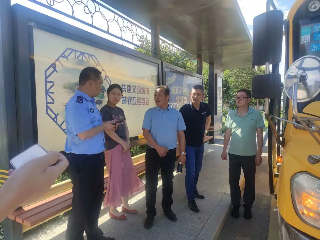 秀洲區(qū)多部門共同勘察校車行駛路線/ 圖片