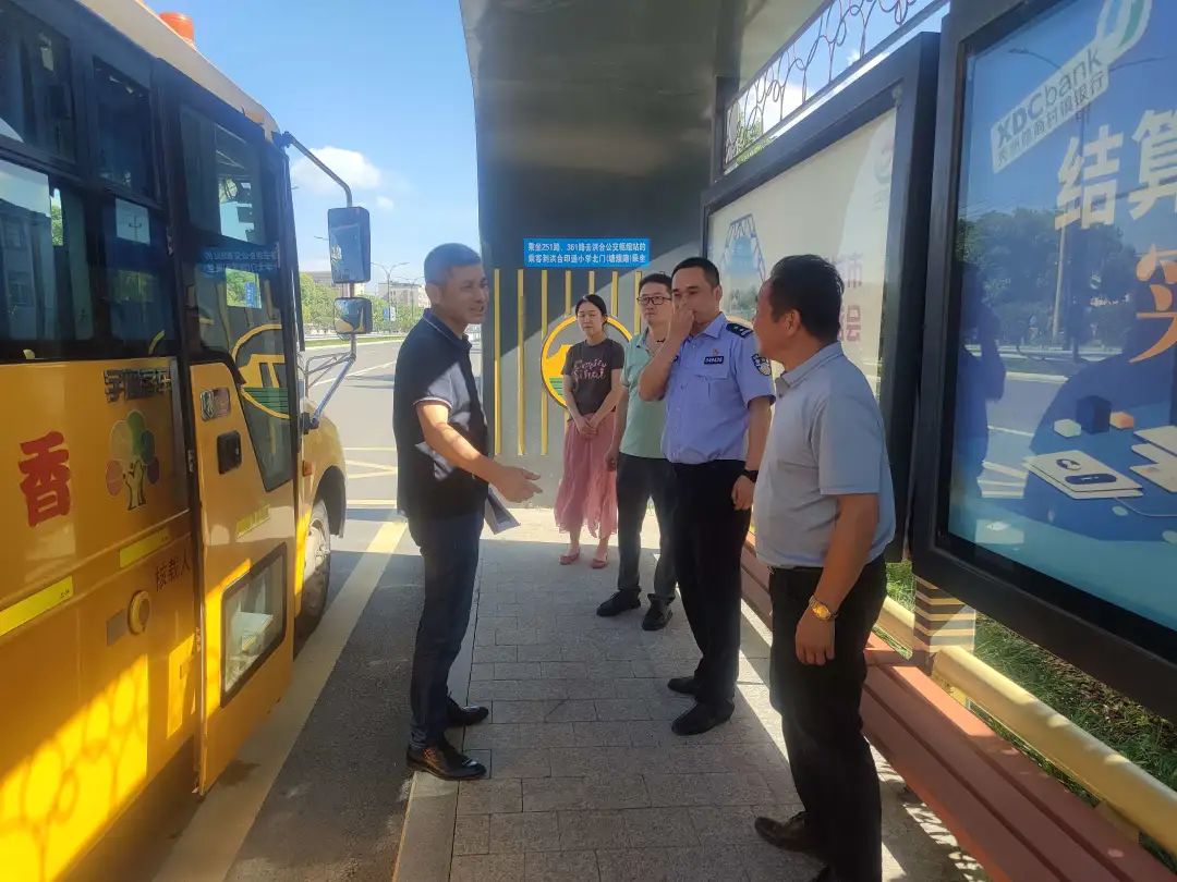 秀洲區(qū)多部門共同勘察校車行駛路線/ 圖片