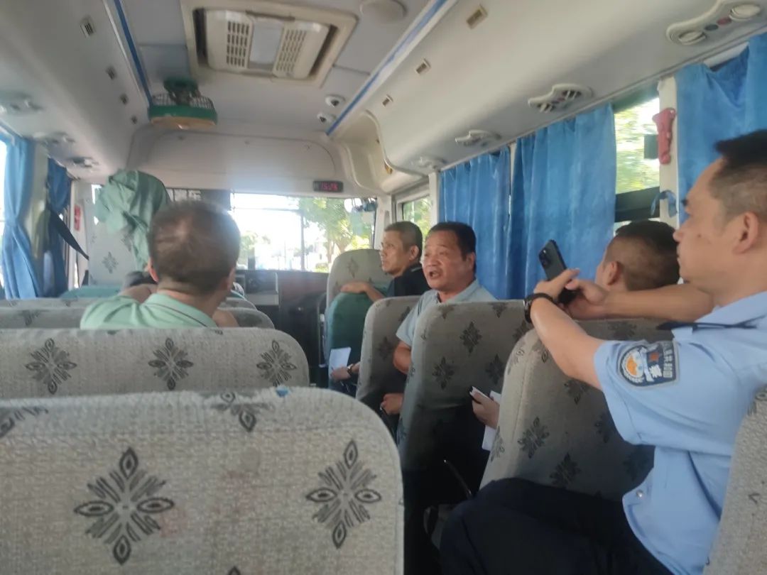 秀洲區(qū)多部門共同勘察校車行駛路線/ 圖片