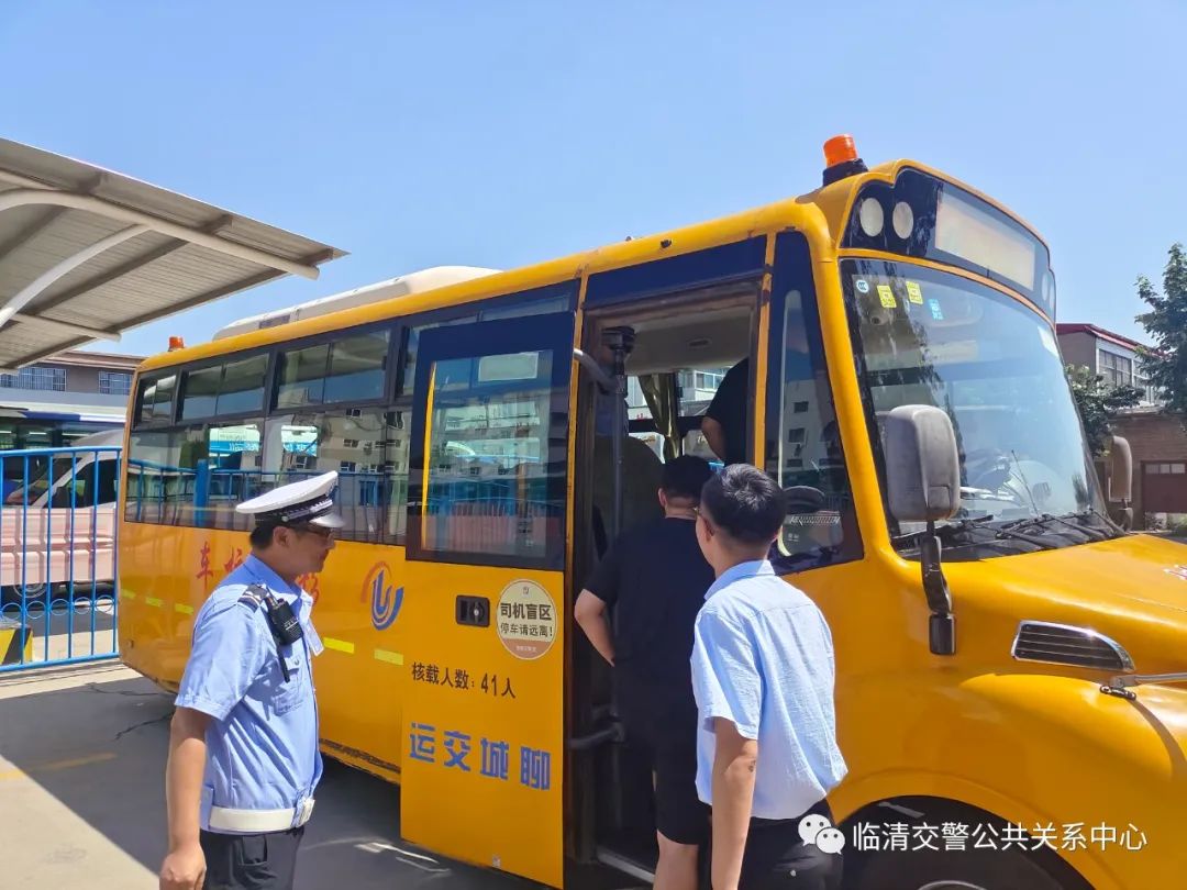 臨清交警大隊聯(lián)合相關(guān)部門開展校車安全專項檢查/ 圖片