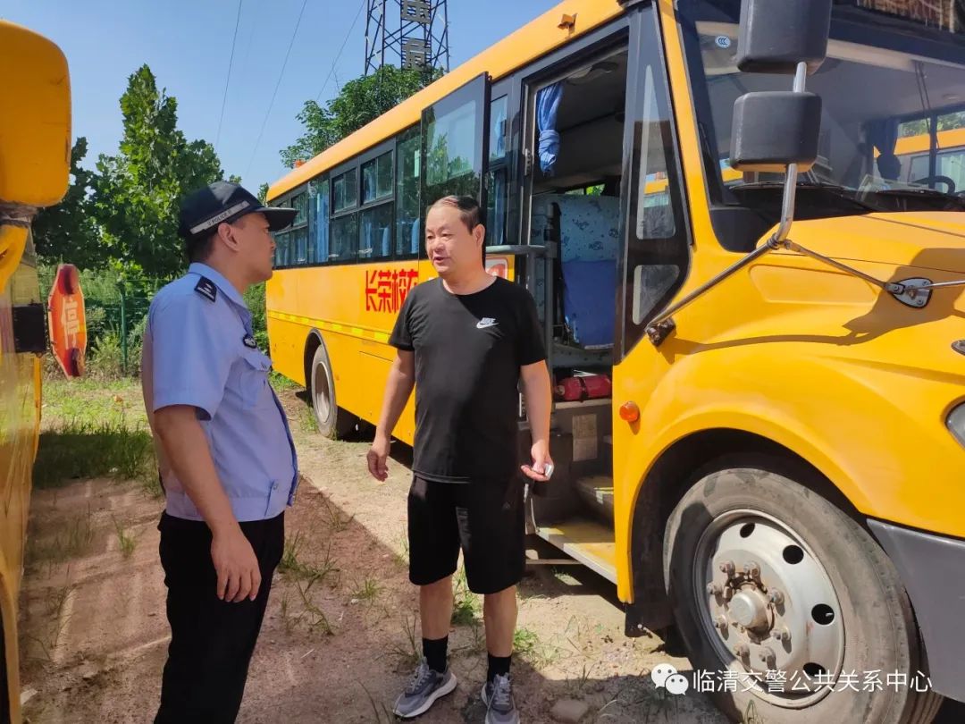 臨清交警大隊聯(lián)合相關(guān)部門開展校車安全專項檢查/ 圖片