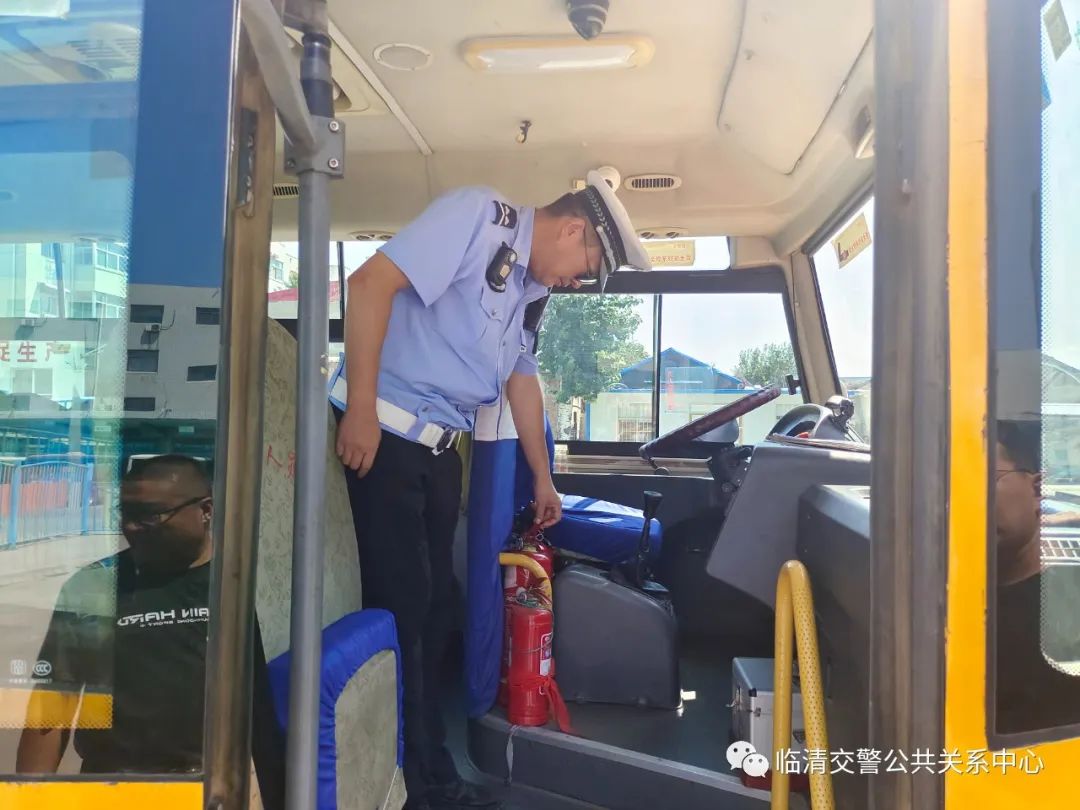 臨清交警大隊聯(lián)合相關(guān)部門開展校車安全專項檢查/ 圖片
