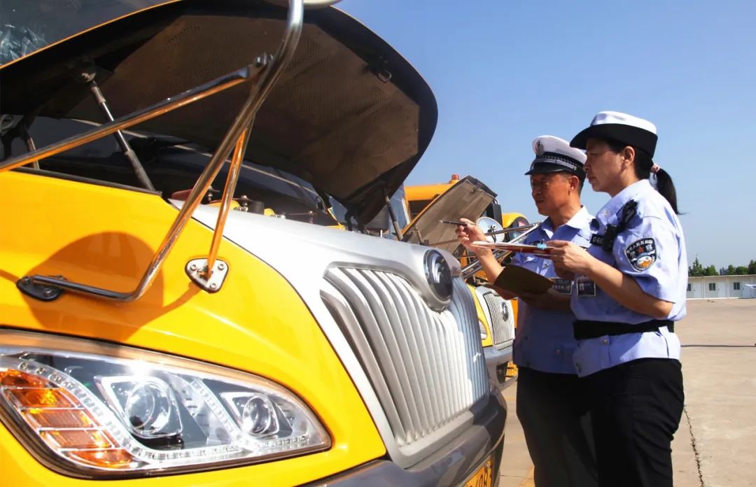 【豫筑平安】秋季開(kāi)學(xué)在即 武陟交警開(kāi)展校車安全大“體檢” 圖片