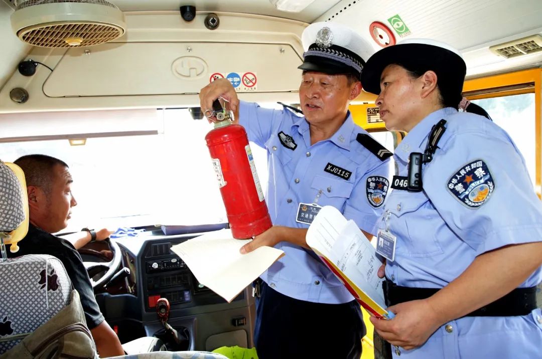 【豫筑平安】秋季開(kāi)學(xué)在即 武陟交警開(kāi)展校車安全大“體檢” 圖片