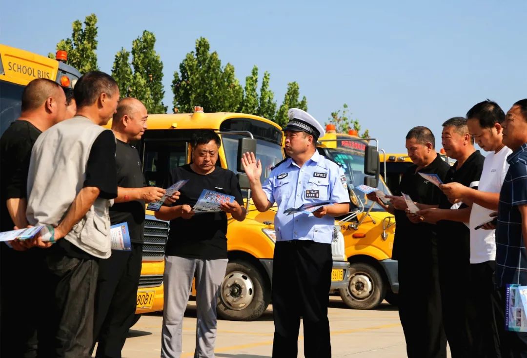 【豫筑平安】秋季開(kāi)學(xué)在即 武陟交警開(kāi)展校車安全大“體檢” 圖片