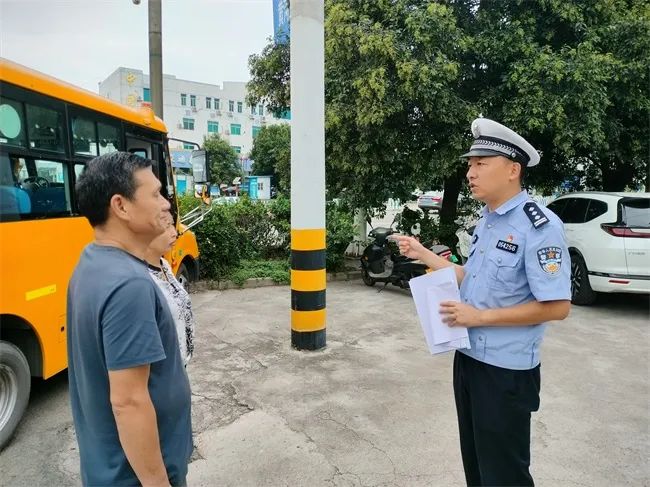 三大隊(duì)丨開(kāi)展校車(chē)安全大檢查 擰緊校車(chē)“安全閥” 圖片