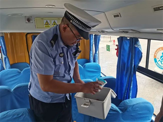 三大隊(duì)丨開(kāi)展校車(chē)安全大檢查 擰緊校車(chē)“安全閥” 圖片