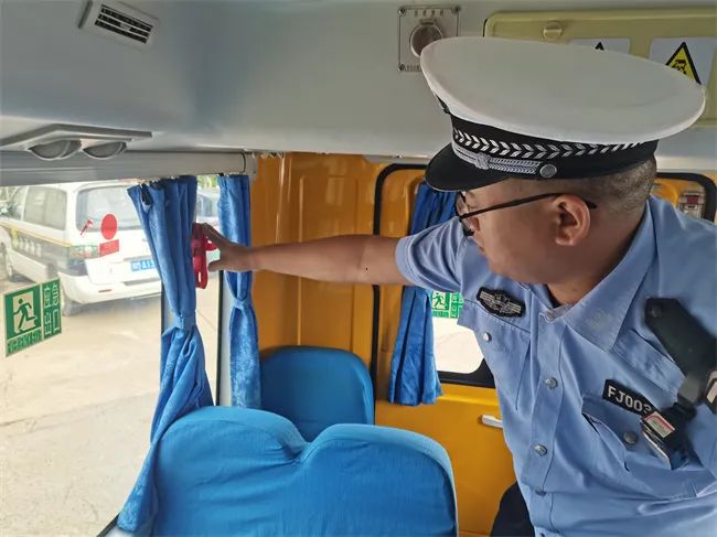 三大隊(duì)丨開(kāi)展校車(chē)安全大檢查 擰緊校車(chē)“安全閥” 圖片