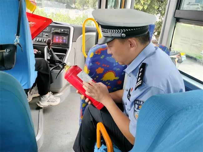 三大隊(duì)丨開(kāi)展校車(chē)安全大檢查 擰緊校車(chē)“安全閥” 圖片