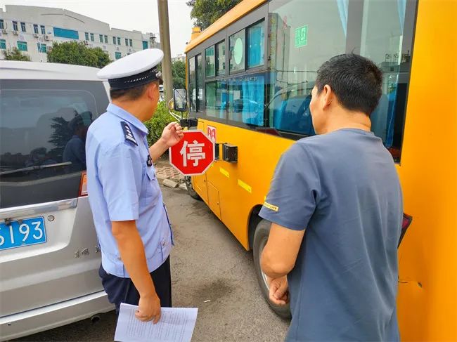 三大隊(duì)丨開(kāi)展校車(chē)安全大檢查 擰緊校車(chē)“安全閥” 圖片