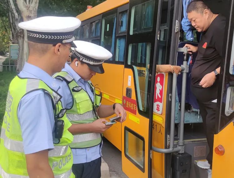 臨沭交警大隊(duì)開展校車安全大檢查/ 圖片