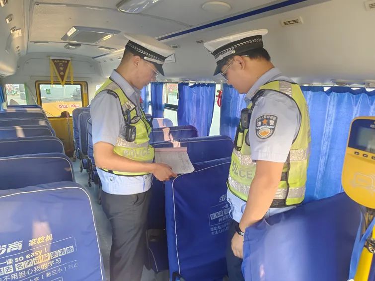 臨沭交警大隊(duì)開展校車安全大檢查/ 圖片