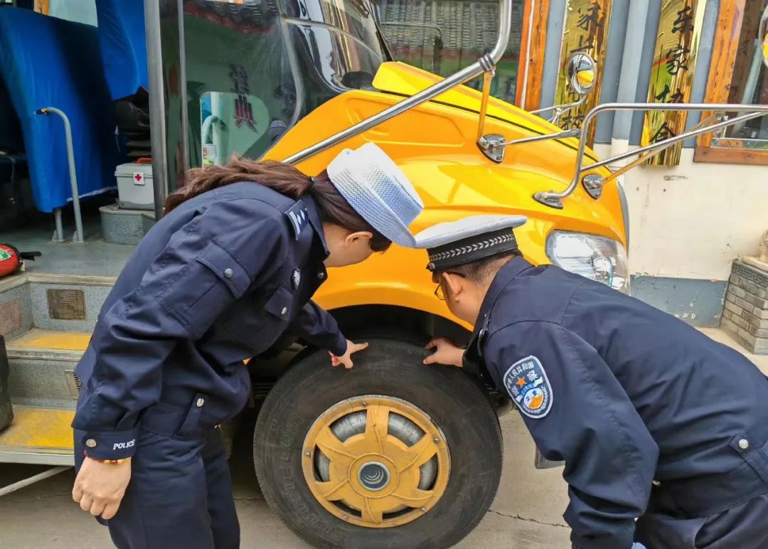 縣交警大隊(duì)為校車“體檢”確保新學(xué)期學(xué)生乘車安全 圖片