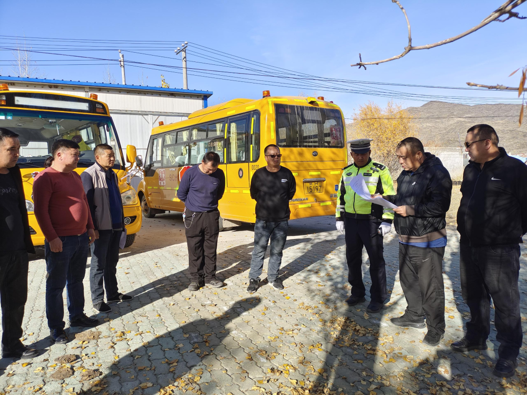 青河縣教育局聯(lián)合縣交警大隊(duì)開展校車安全聯(lián)合檢查/ 圖片