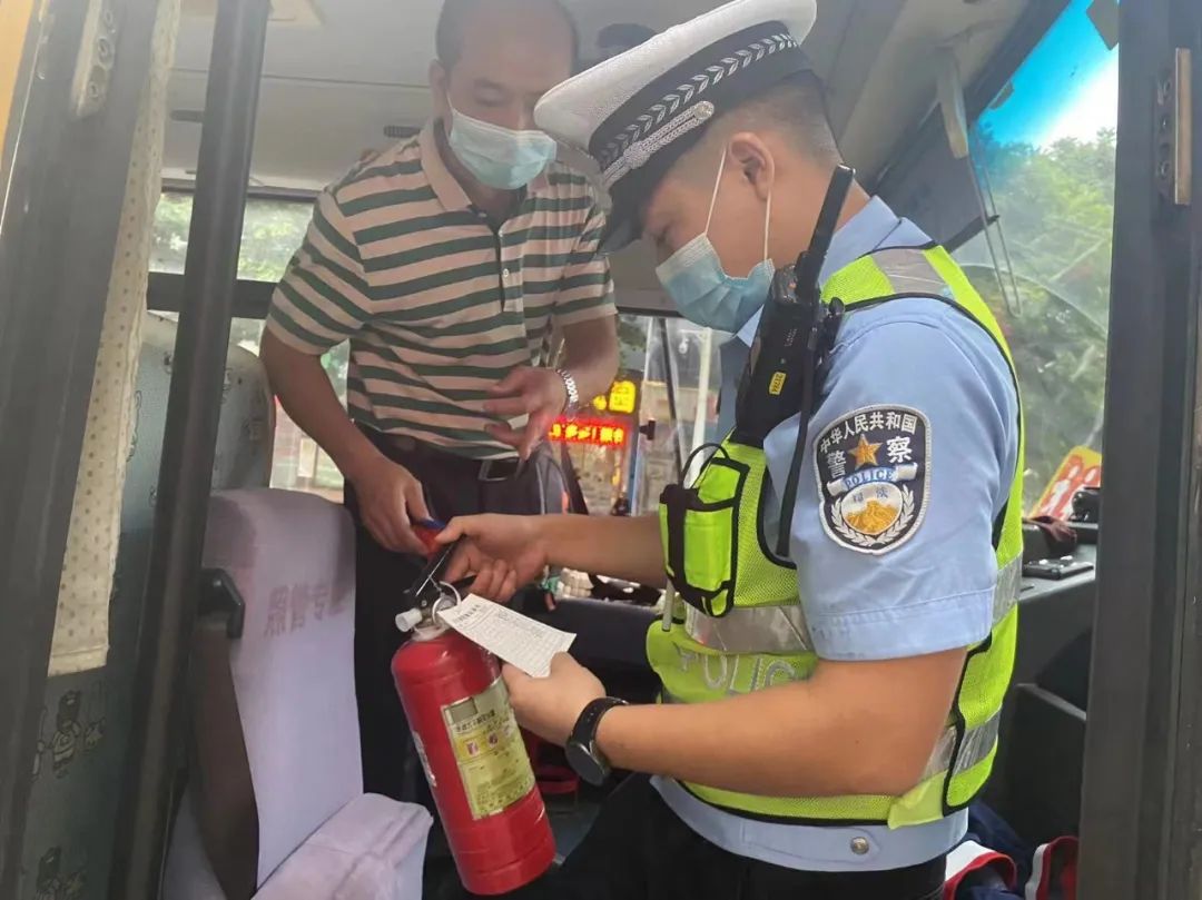 肇慶交警開展全市校車安全隱患大排查/ 圖片