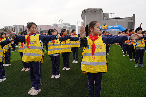 唐山開平：交通安全伴“童”行_fororder_圖1：圖為學(xué)生學(xué)習(xí)交通安全操.JPG