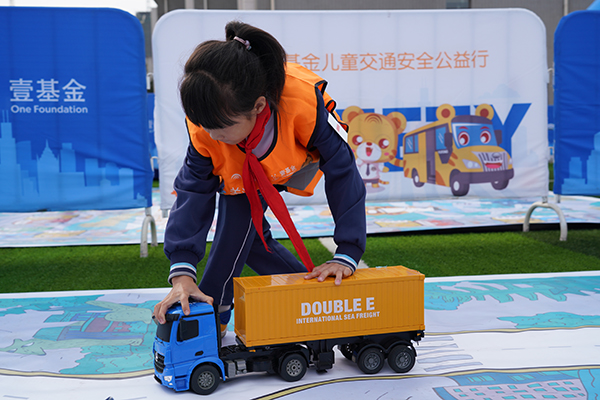 唐山開平：交通安全伴“童”行_fororder_圖3：圖為學(xué)生體驗(yàn)游戲“認(rèn)識大貨車內(nèi)輪差”.JPG