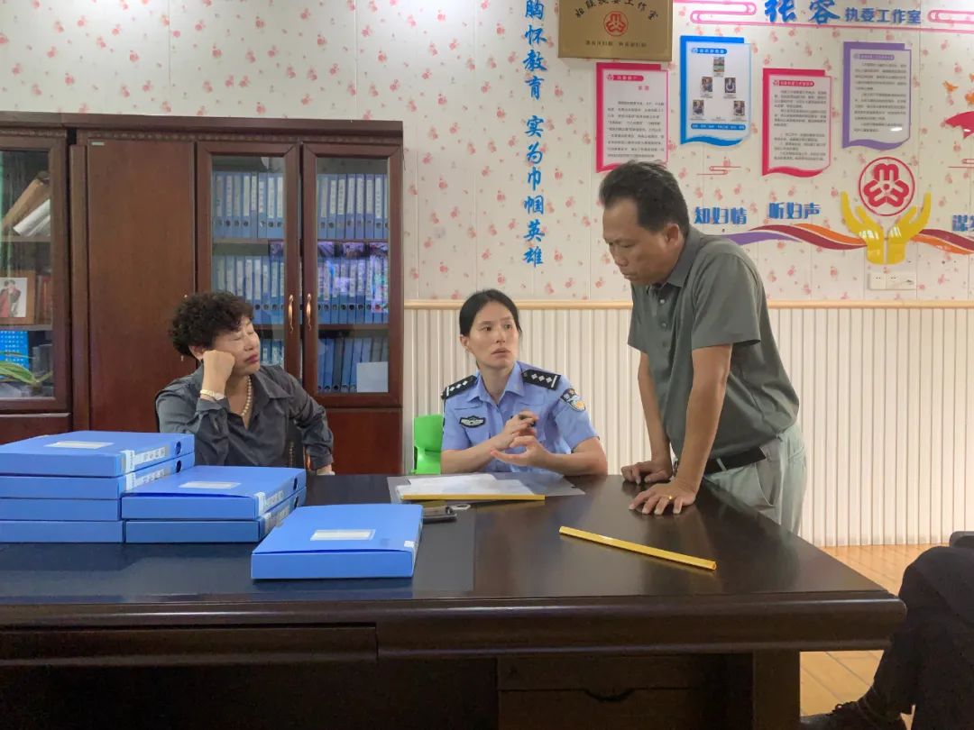 織密學(xué)生交通安全防護(hù)網(wǎng)，潮南交警加強(qiáng)校車安全檢查和校車司機(jī)安全宣傳教育