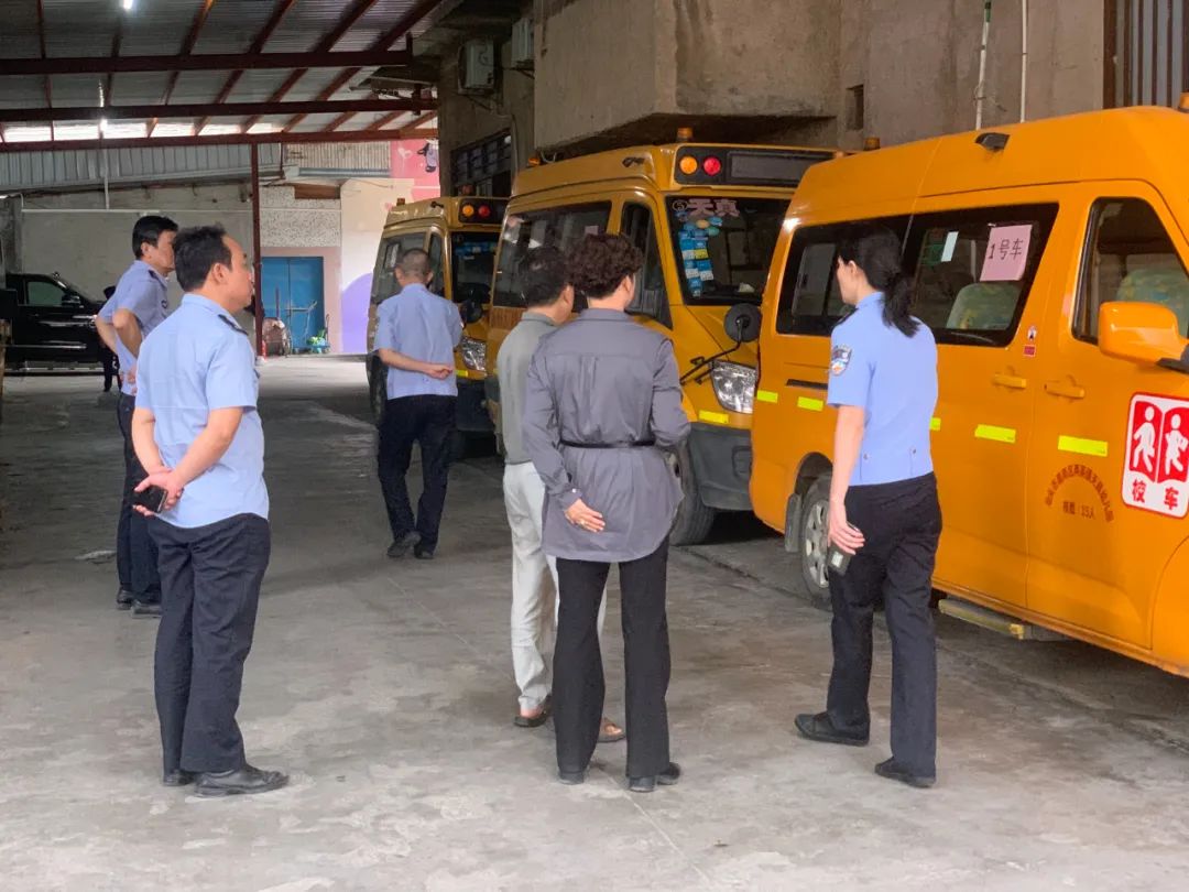 織密學(xué)生交通安全防護(hù)網(wǎng)，潮南交警加強(qiáng)校車安全檢查和校車司機(jī)安全宣傳教育