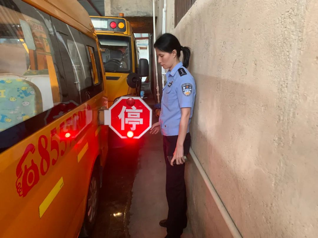 織密學(xué)生交通安全防護(hù)網(wǎng)，潮南交警加強(qiáng)校車安全檢查和校車司機(jī)安全宣傳教育