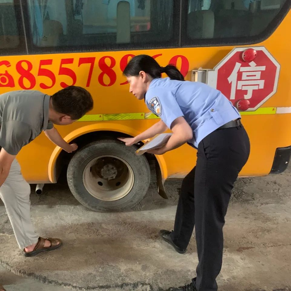 織密學(xué)生交通安全防護(hù)網(wǎng)，潮南交警加強(qiáng)校車安全檢查和校車司機(jī)安全宣傳教育