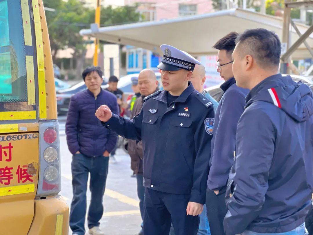 【安全在線，守護(hù)成長】--厚德中心幼兒園迎接多部門聯(lián)合進(jìn)行校車安全檢查